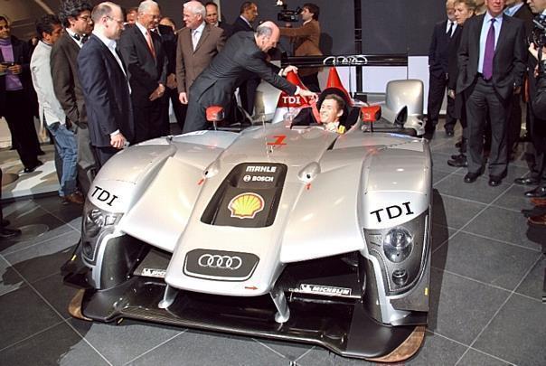 Dr. Wolfgang Ullrich, Sportchef von Audi gibt Tom Kristensen Hilfestellung bei der Sitzprobe im neuen Audi R15 TDI . Foto: UnitedPictures